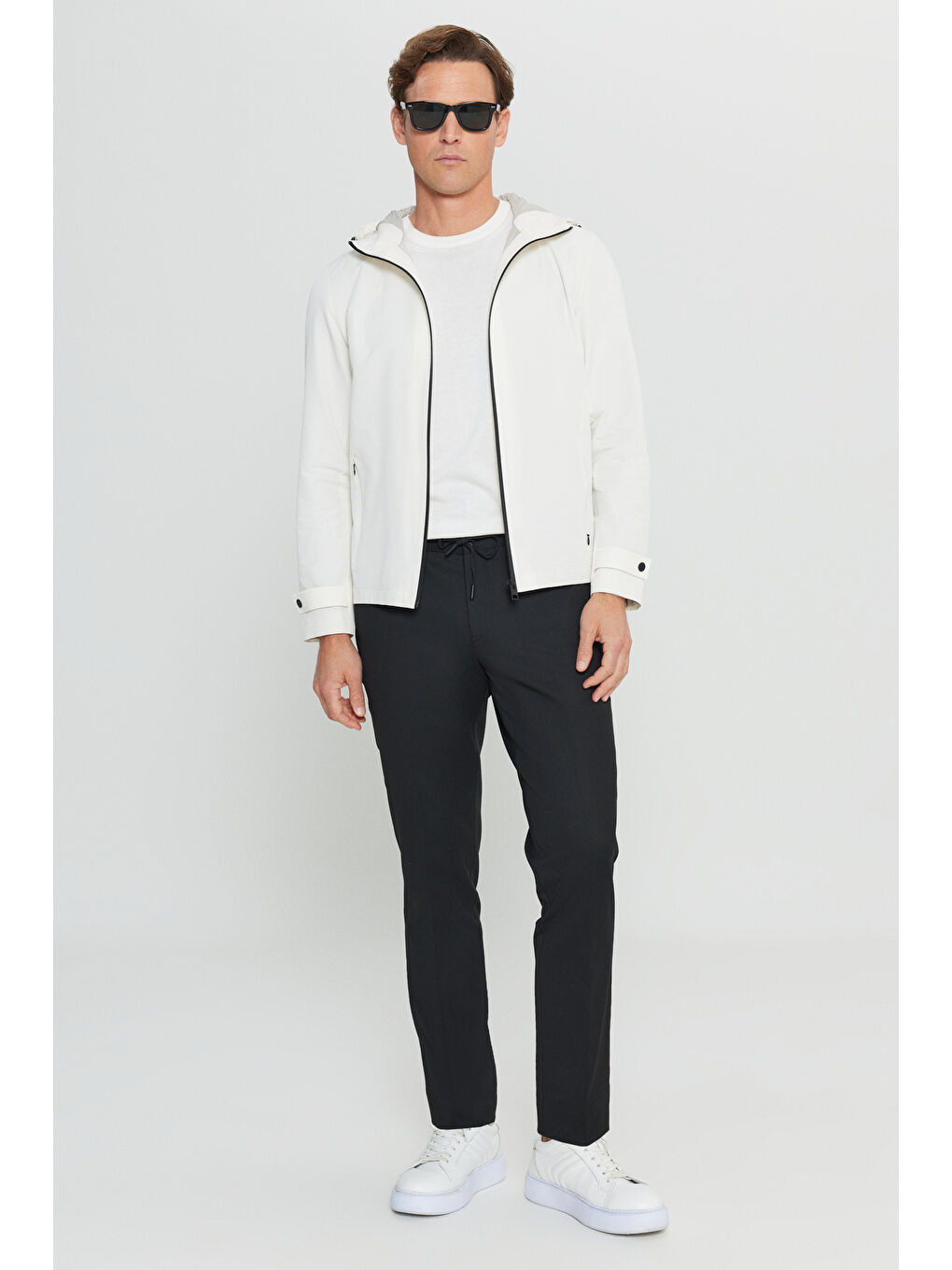 Erkek Ekru Softshell Rüzgar Geçirmez Standart Fit Normal Kesim Kapüşonlu Cepli Mont-1