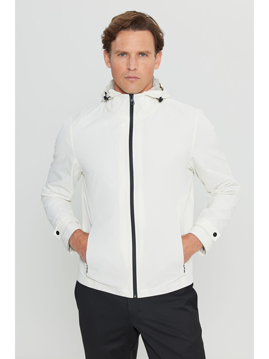 Erkek Ekru Softshell Rüzgar Geçirmez Standart Fit Normal Kesim Kapüşonlu Cepli Mont-2