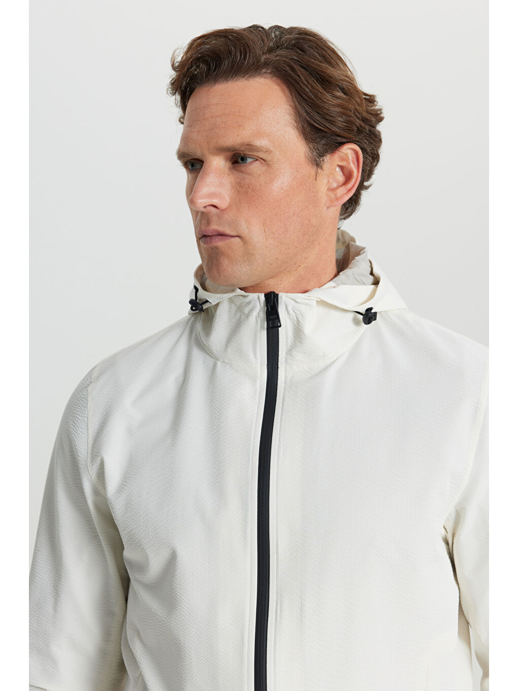 Erkek Ekru Softshell Rüzgar Geçirmez Standart Fit Normal Kesim Kapüşonlu Cepli Mont-3