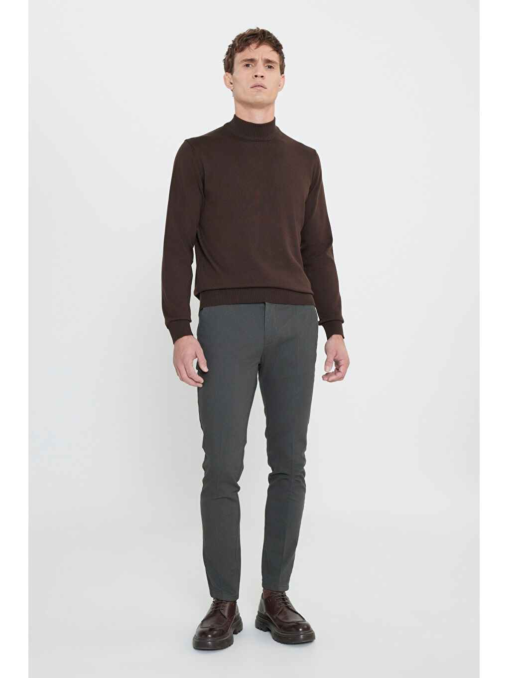 Erkek Kahverengi Pamuklu Standart Fit Normal Kesim Yarım Balıkçı Yaka Triko Kazak