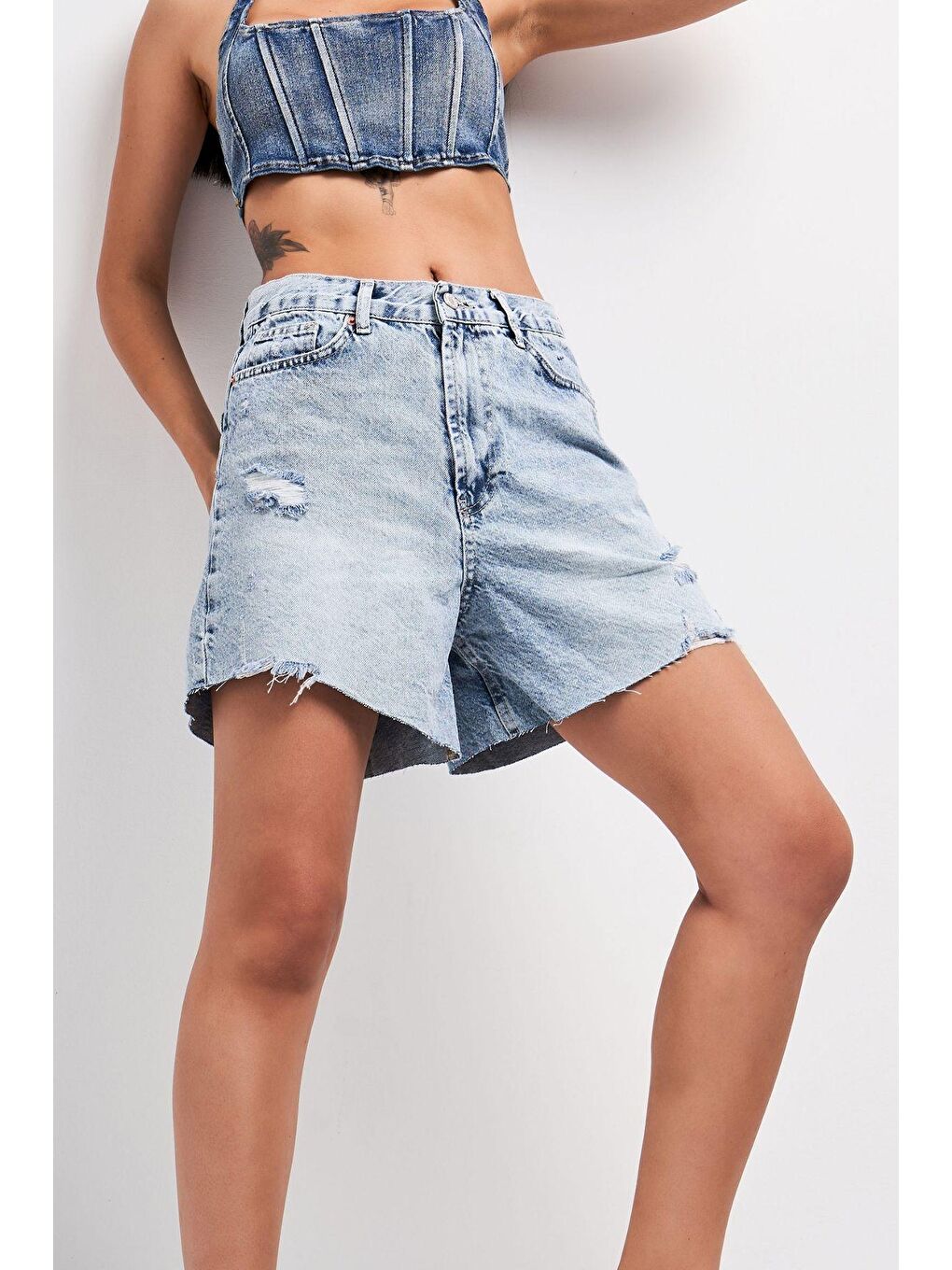 Mavi Kadın Snow Jean Rengi Yırtık Detaylı Straight Fit Denim Şort