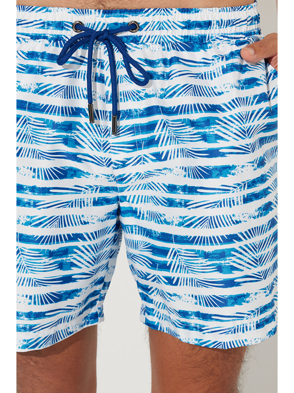 Erkek Beyaz-Lacivert Standart Fit Desenli Cepli Mayo-1