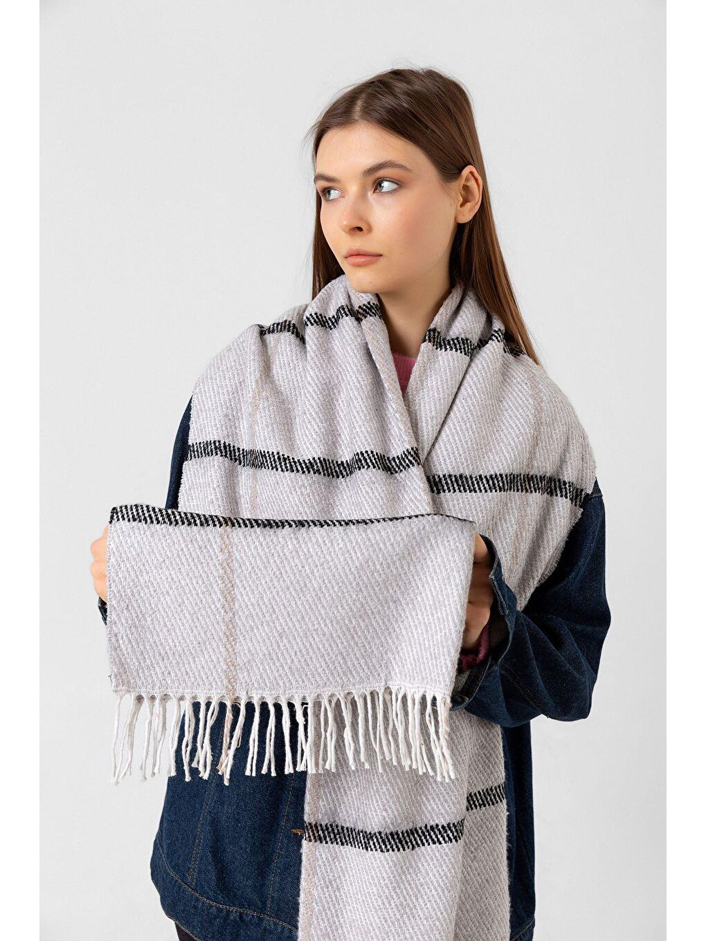 Kadın Gri Püsküllü Buklet Atkı Şal SAL1293 57x190-1