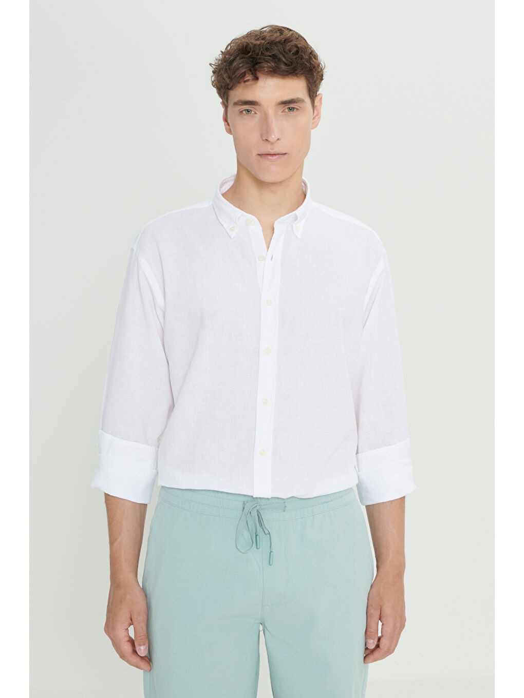Erkek Beyaz Comfort Fit Rahat Kesim Düğmeli Yaka Keten Gömlek