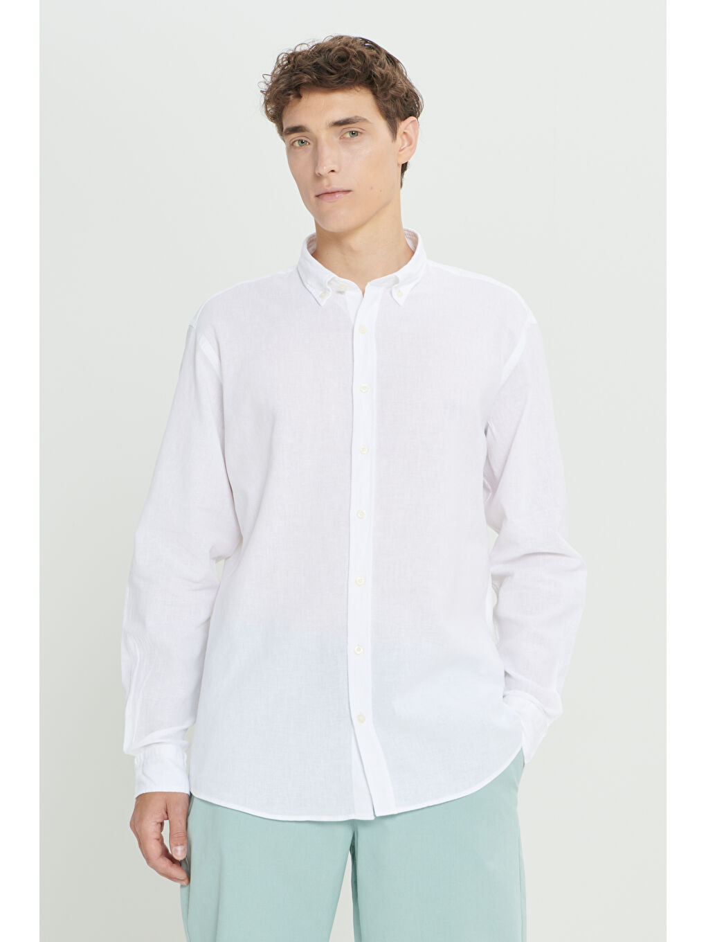 Erkek Beyaz Comfort Fit Rahat Kesim Düğmeli Yaka Keten Gömlek-3