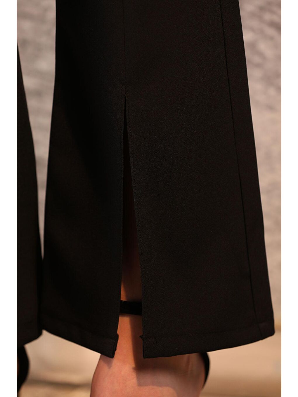 Siyah Kadın Paça Yırtmaçlı Tarz Pantolon-1