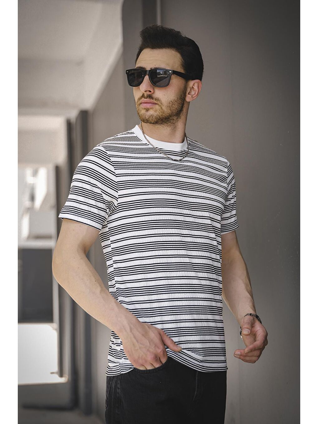Beyaz Çizgili Örme Yaka Likralı Erkek Tişört-1