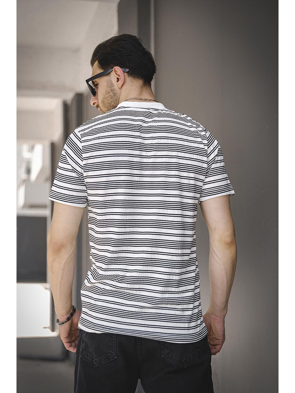 Beyaz Çizgili Örme Yaka Likralı Erkek Tişört-2