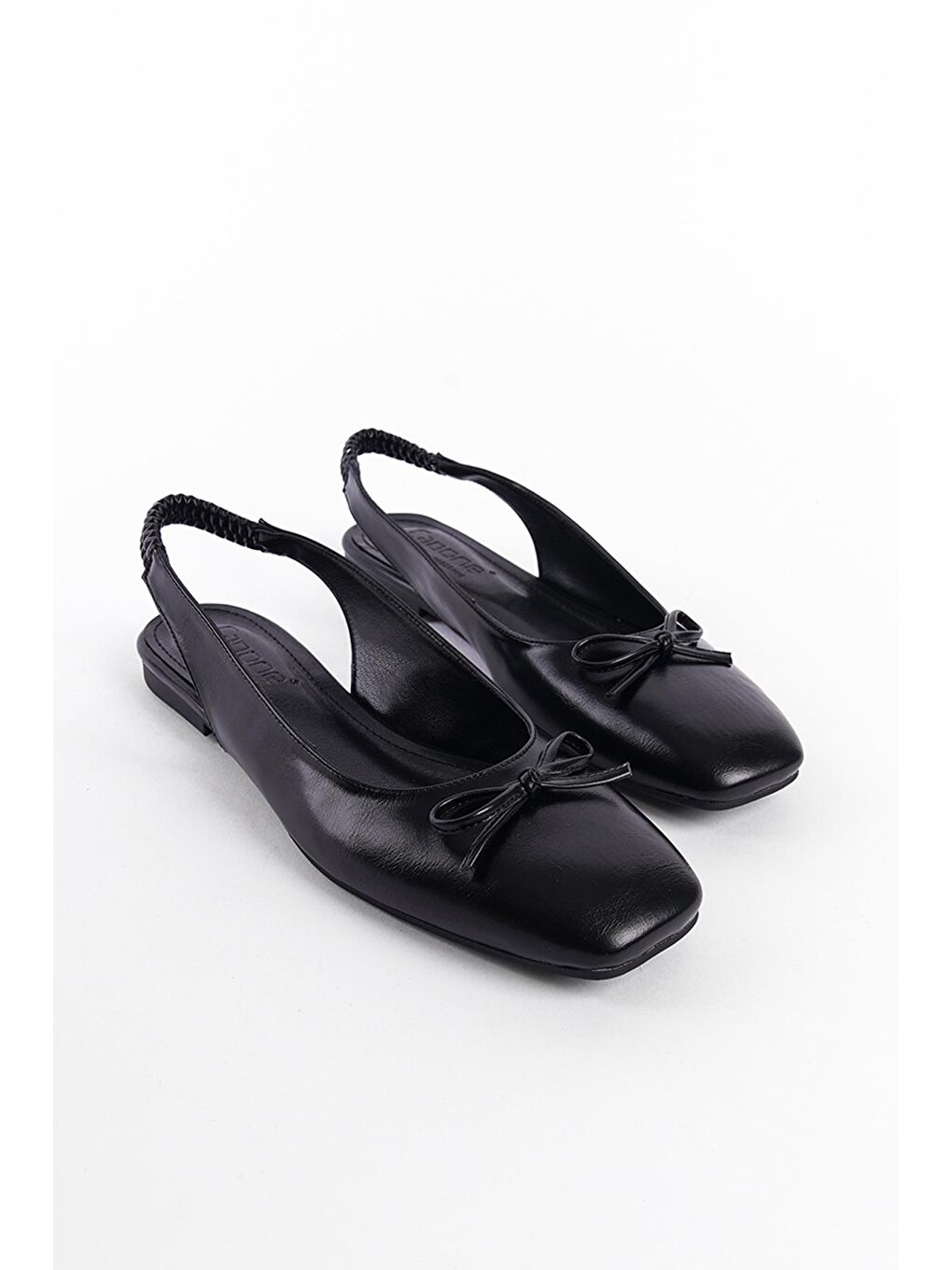 Siyah Arkası Açık Küt Burunlu Fiyonk Detaylı Arkası Lastikli Kadın Babet