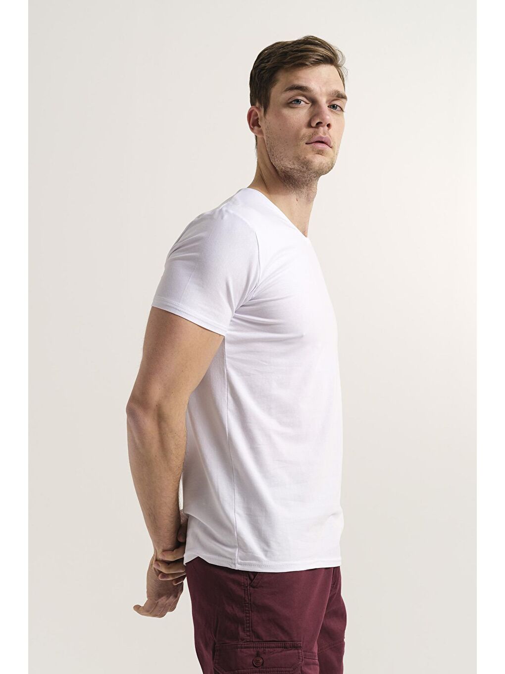 Beyaz V Yaka Slim Fit Basic Erkek Tişört-1