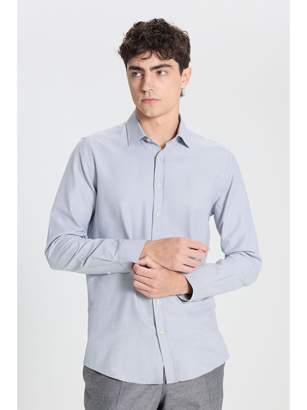 Erkek Beyaz-Lacivert Pamuklu Slim Fit Dar Kesim Klasik Yaka Armürlü Gömlek-2