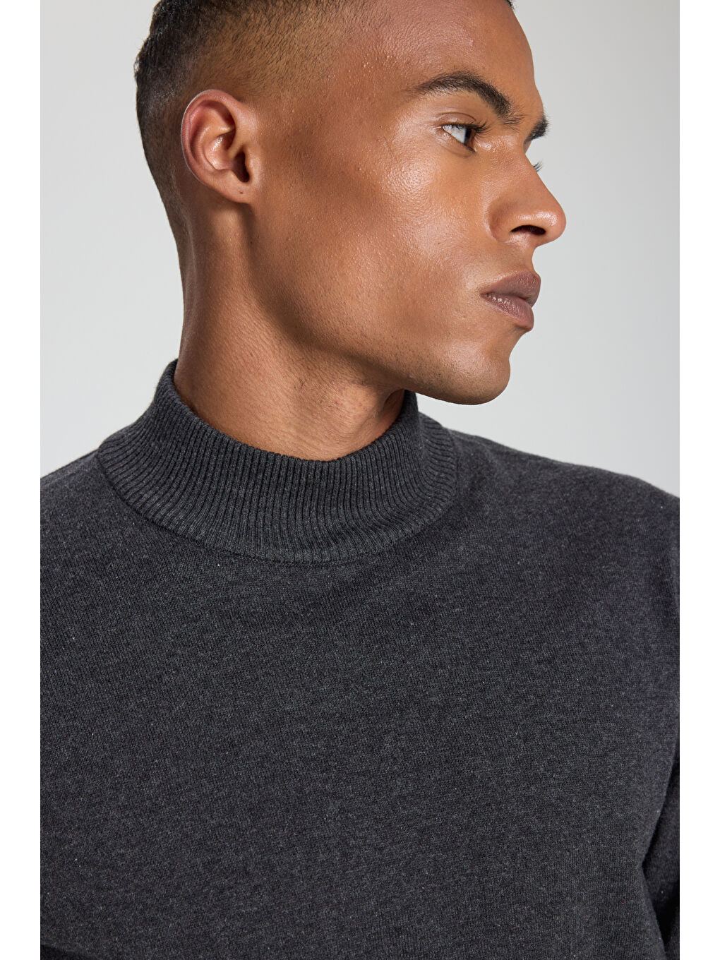 Erkek Antrasit-Melanj Pamuklu Standart Fit Normal Kesim Yarım Balıkçı Yaka Triko Kazak-3