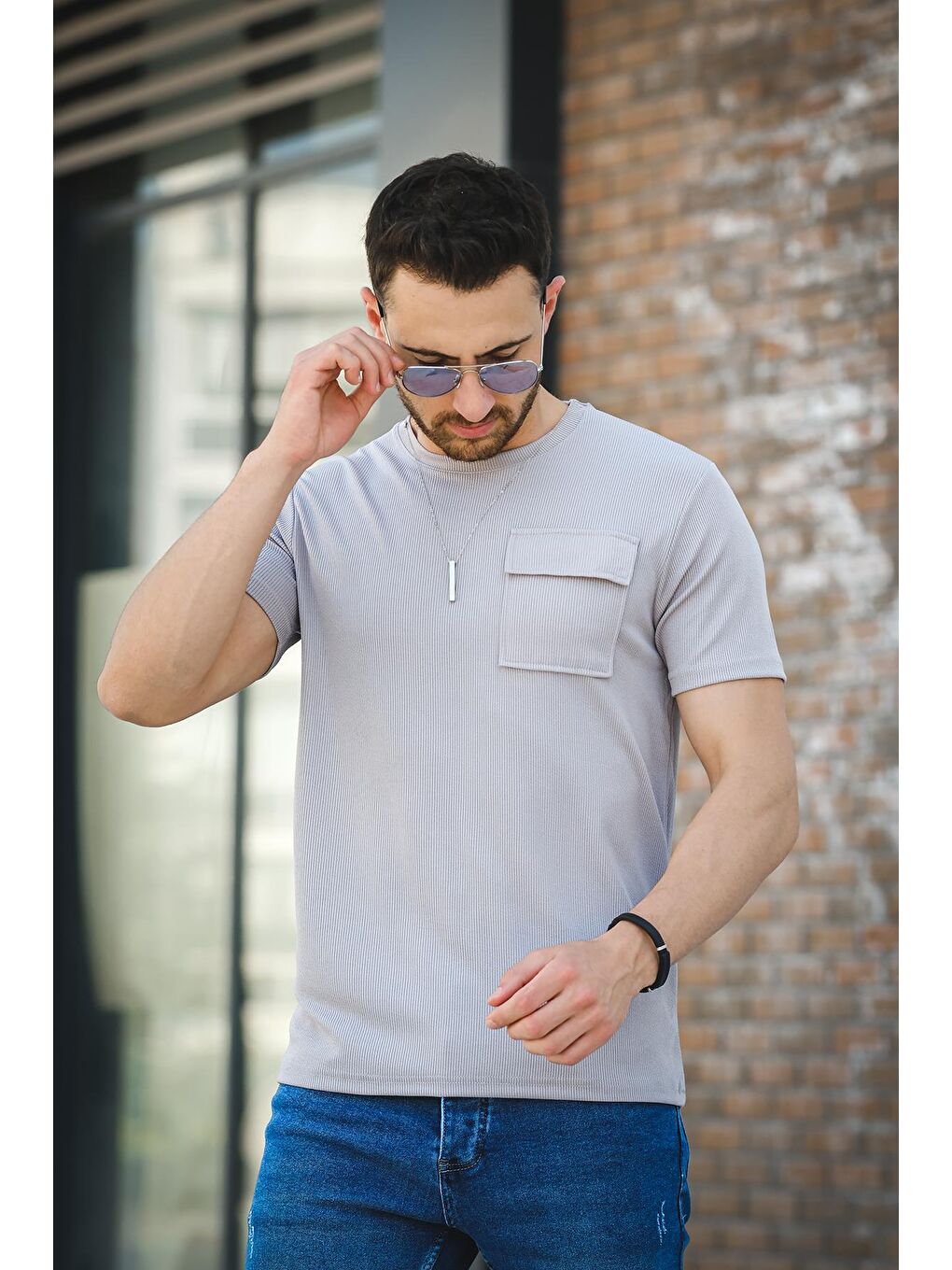 Gri Mela Kolye Hediyeli Tek Cep Slim Fit Elastanlı Erkek Tshirt
