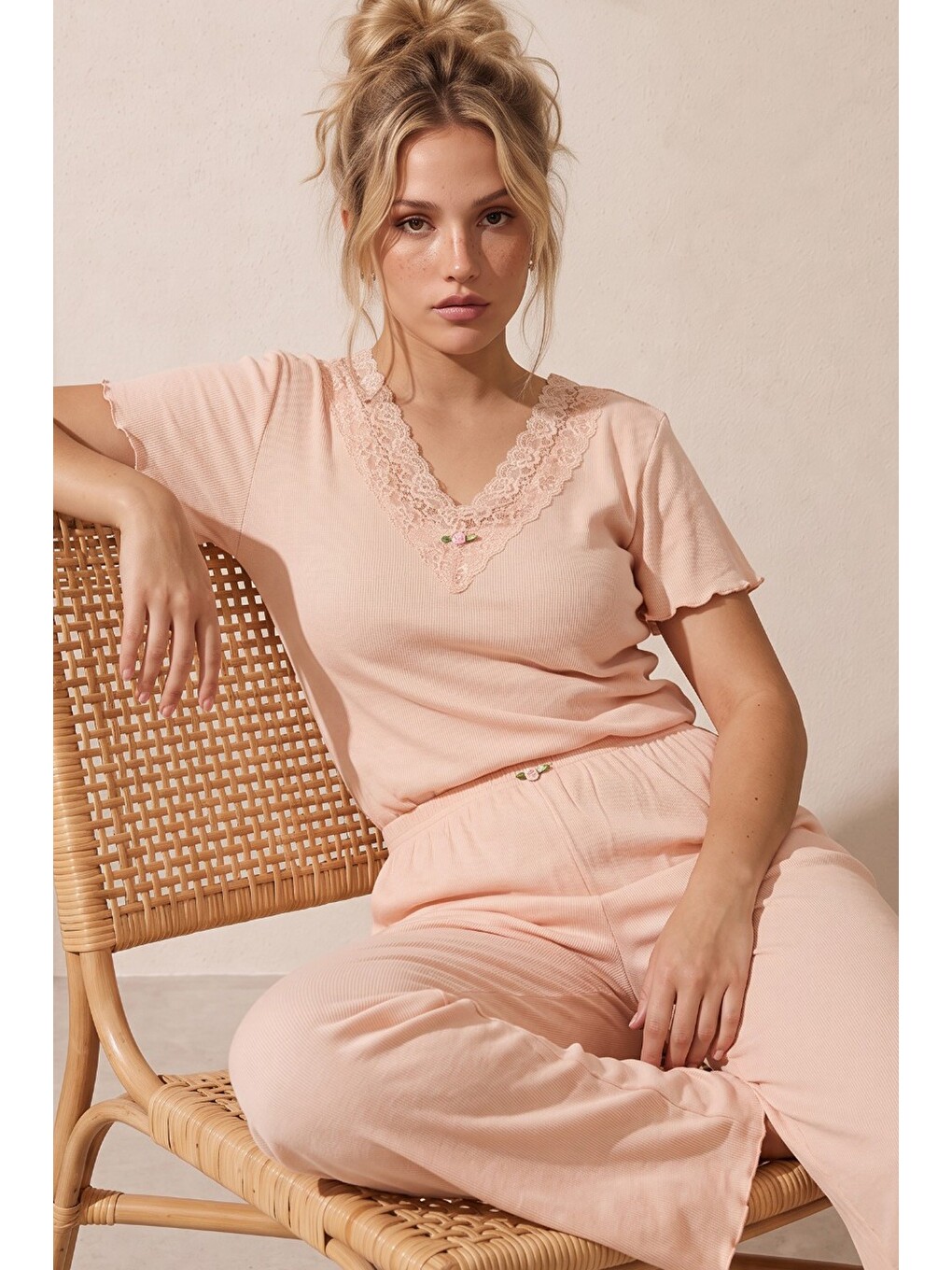 Pembe Dantelli Pamuklu Fitilli Kaşkorse Örme Pijama Takım 26120701