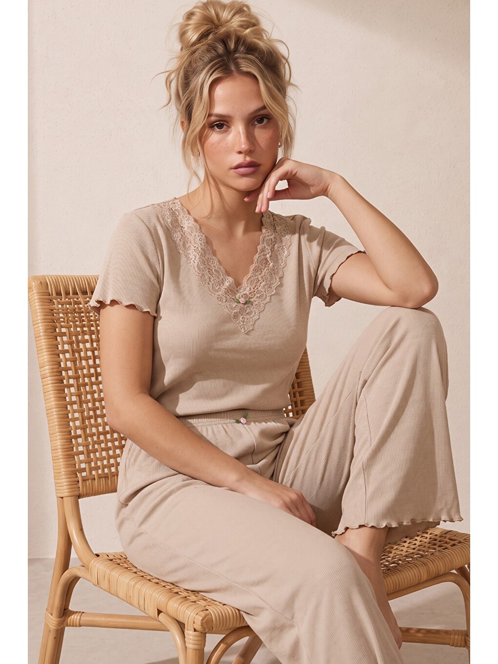 Bej Dantelli Pamuklu Fitilli Kaşkorse Örme Pijama Takım 26120701