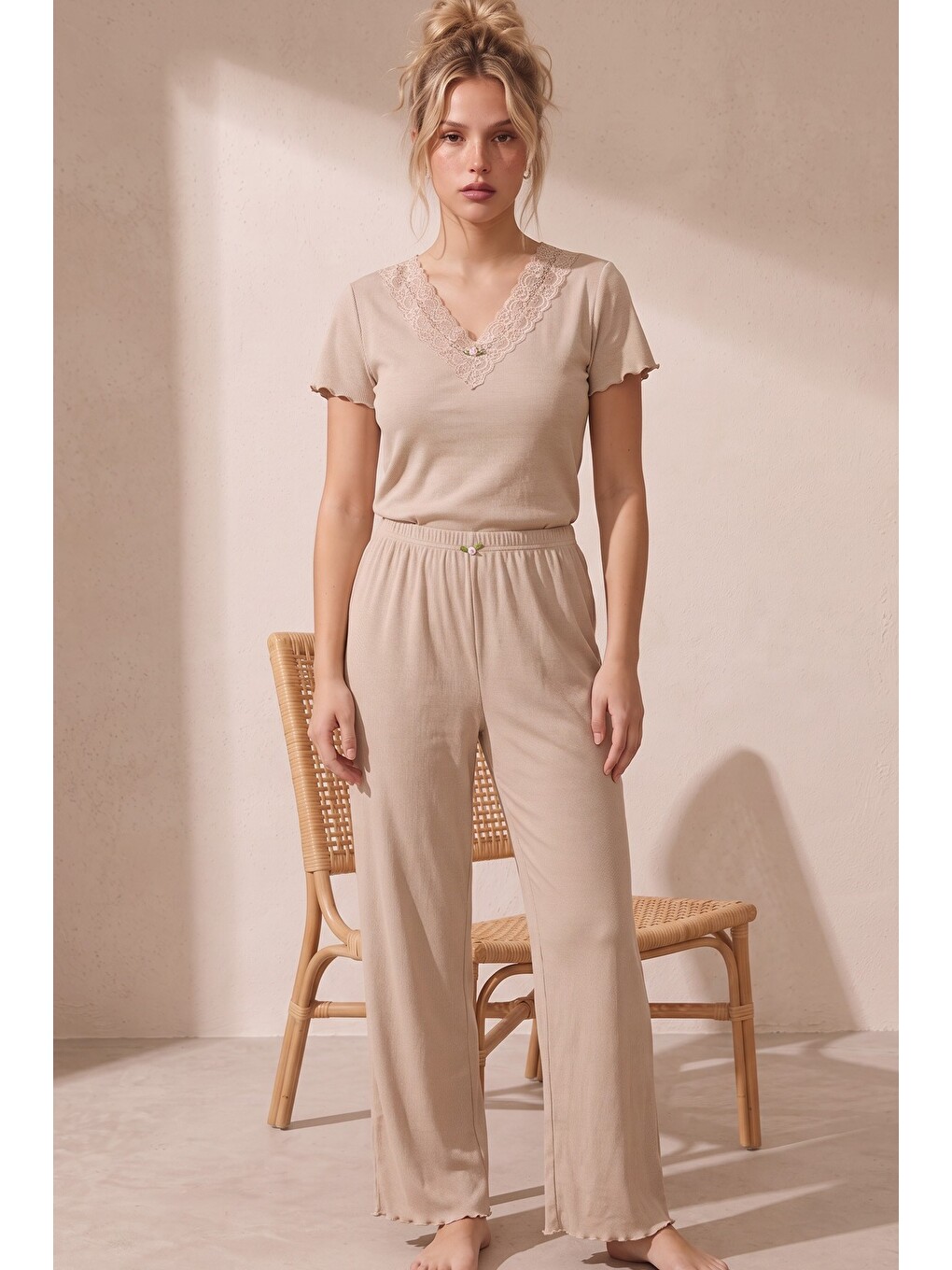 Bej Dantelli Pamuklu Fitilli Kaşkorse Örme Pijama Takım 26120701-1