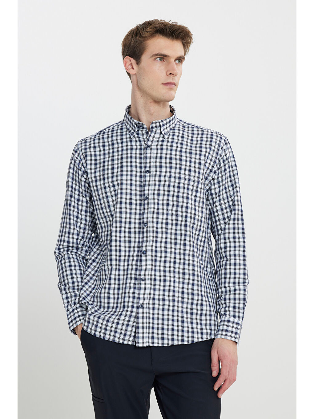 Erkek Lacivert-Beyaz Pamuklu Regular Fit Rahat Kesim Düğmeli Yaka Cepli Kareli Gömlek