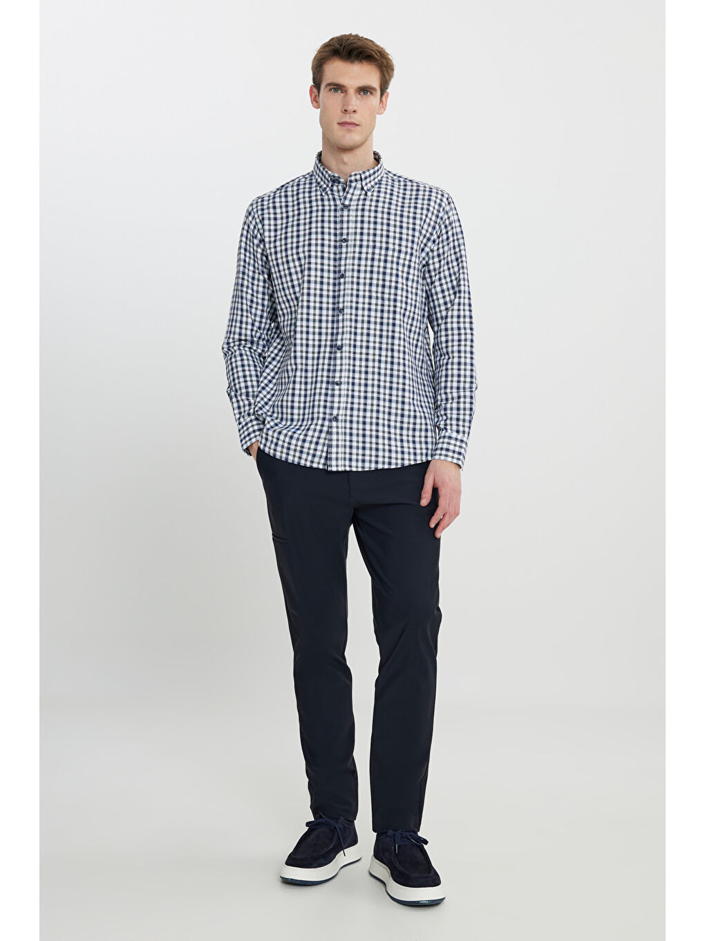 Erkek Lacivert-Beyaz Pamuklu Regular Fit Rahat Kesim Düğmeli Yaka Cepli Kareli Gömlek-1