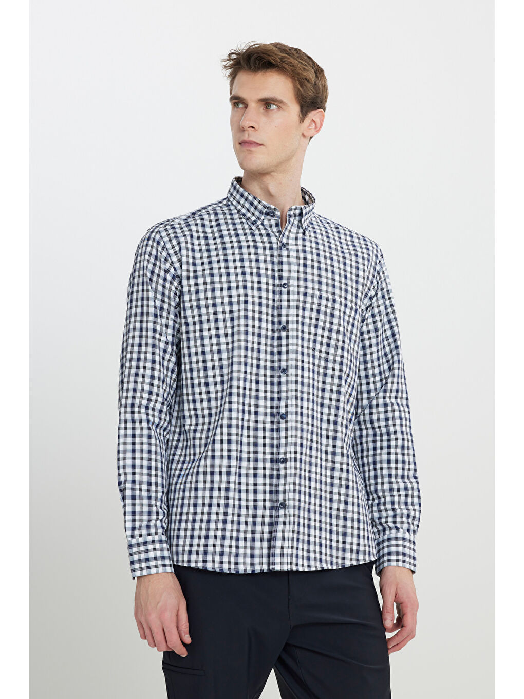 Erkek Lacivert-Beyaz Pamuklu Regular Fit Rahat Kesim Düğmeli Yaka Cepli Kareli Gömlek-2