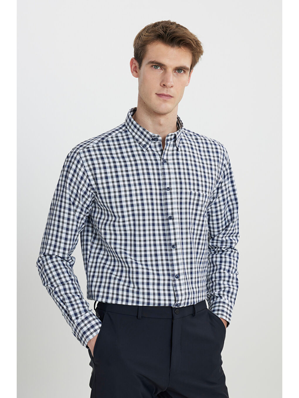 Erkek Lacivert-Beyaz Pamuklu Regular Fit Rahat Kesim Düğmeli Yaka Cepli Kareli Gömlek-3