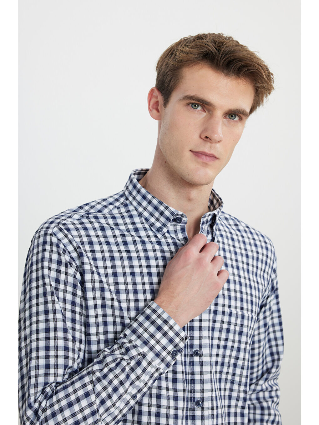 Erkek Lacivert-Beyaz Pamuklu Regular Fit Rahat Kesim Düğmeli Yaka Cepli Kareli Gömlek-4