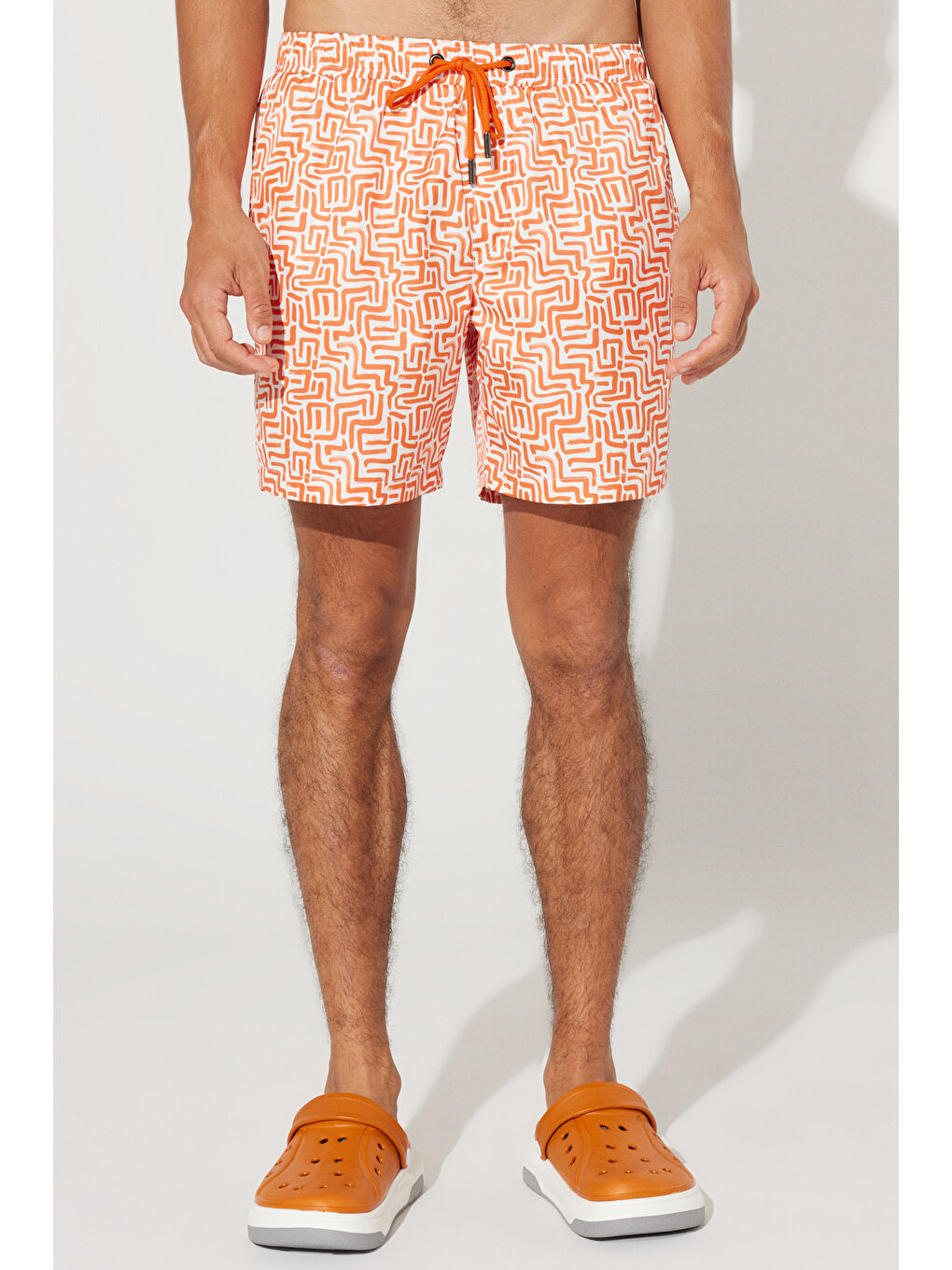 Erkek Beyaz-Turuncu Standart Fit Normal Kesim Cepli Hızlı Kuruyan Desenli Deniz Şortu-1