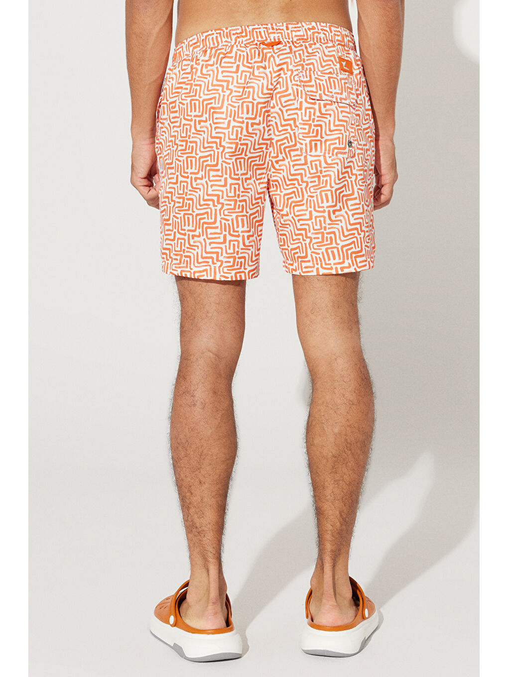 Erkek Beyaz-Turuncu Standart Fit Normal Kesim Cepli Hızlı Kuruyan Desenli Deniz Şortu-2