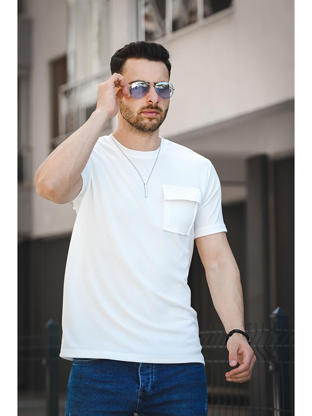 Beyaz Mela Kolye Hediyeli Tek Cep Slim Fit Likralı Erkek Tişört