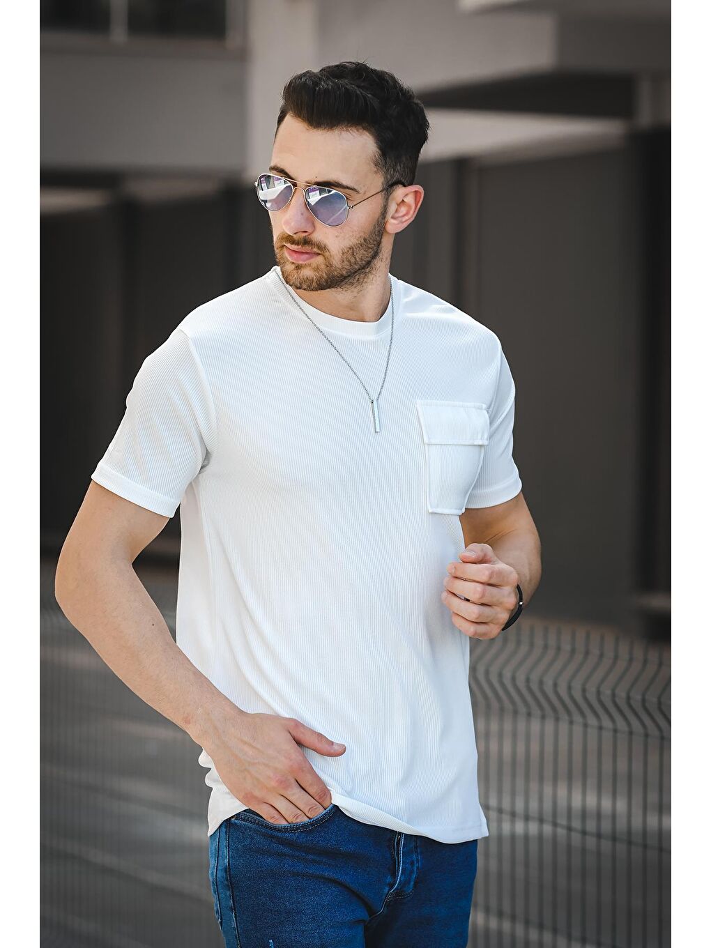 Beyaz Mela Kolye Hediyeli Tek Cep Slim Fit Likralı Erkek Tişört-1