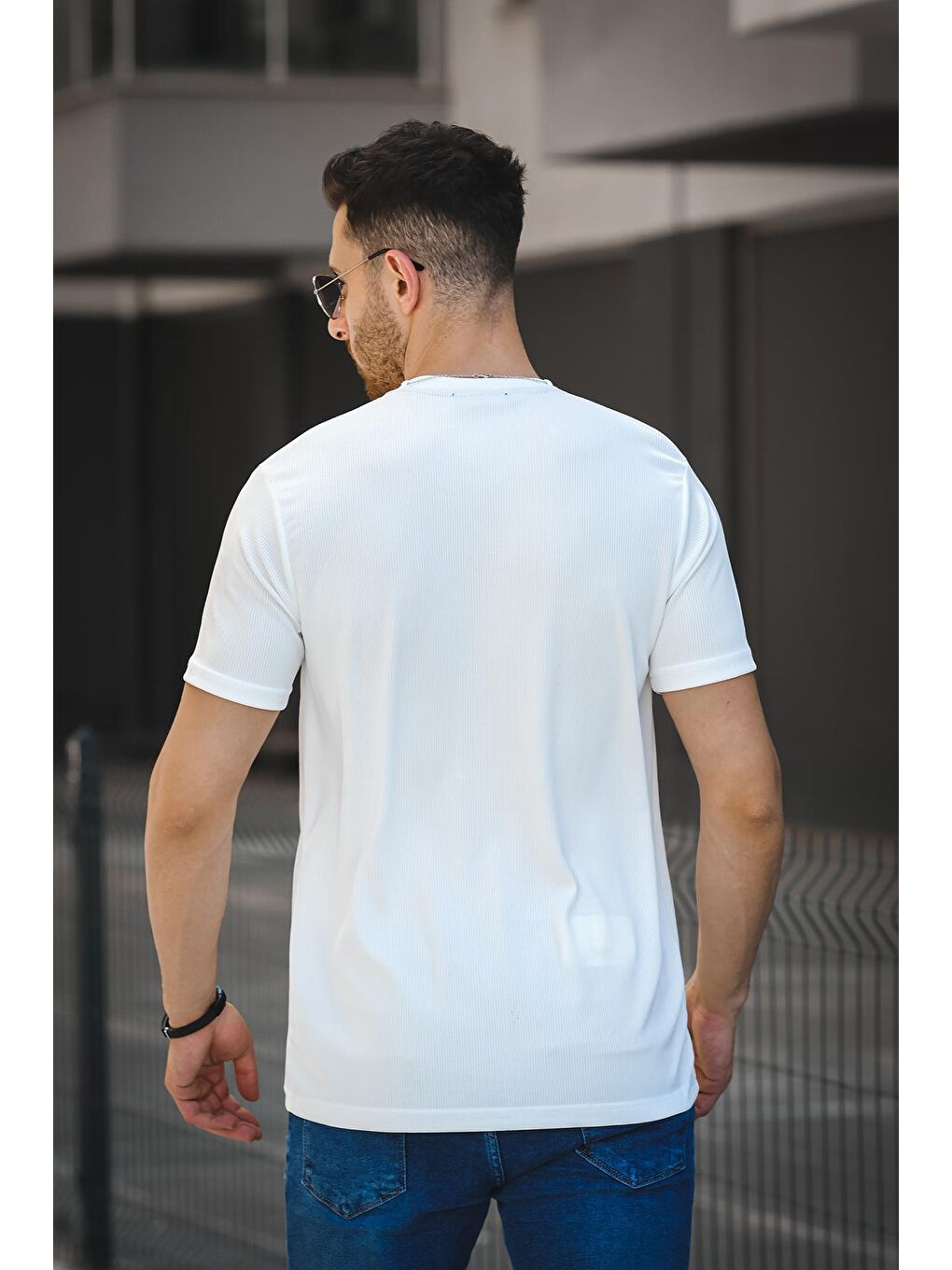 Beyaz Mela Kolye Hediyeli Tek Cep Slim Fit Likralı Erkek Tişört-3