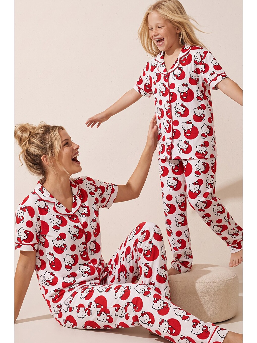 Beyaz Hello Kitty Lisanslı %100 Pamuk Pembe Çok Renkli Düğmeli Biyeli Pijama Takım 26120451