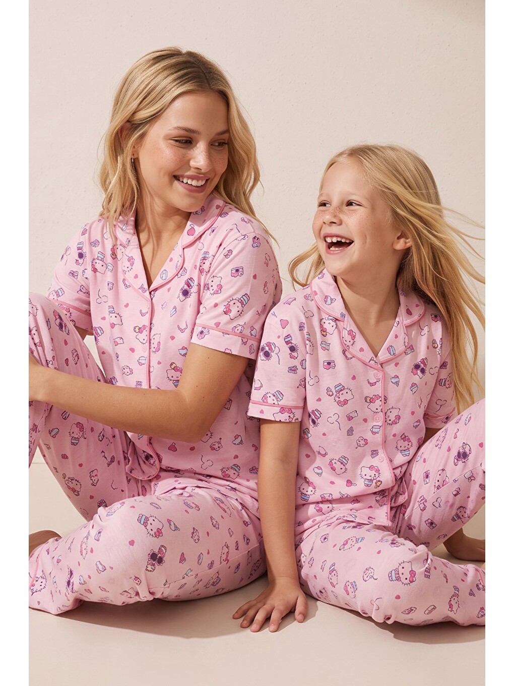 Hello Kitty Lisanslı %100 Pamuk Pembe Çok Renkli Düğmeli Biyeli Pijama Takım 26120451