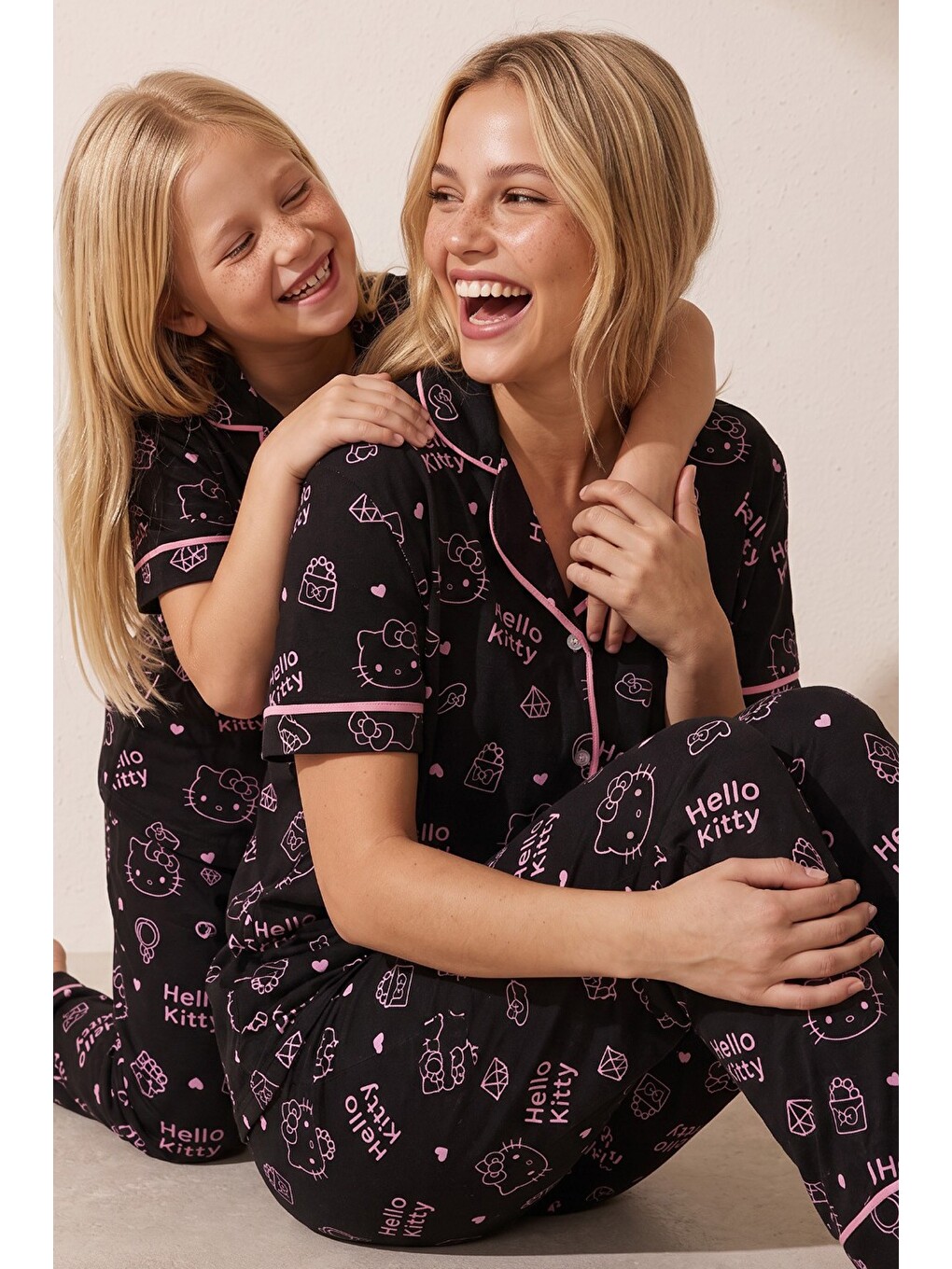 Siyah Hello Kitty Lisanslı %100 Pamuk Pembe Çok Renkli Düğmeli Biyeli Pijama Takım 26120451
