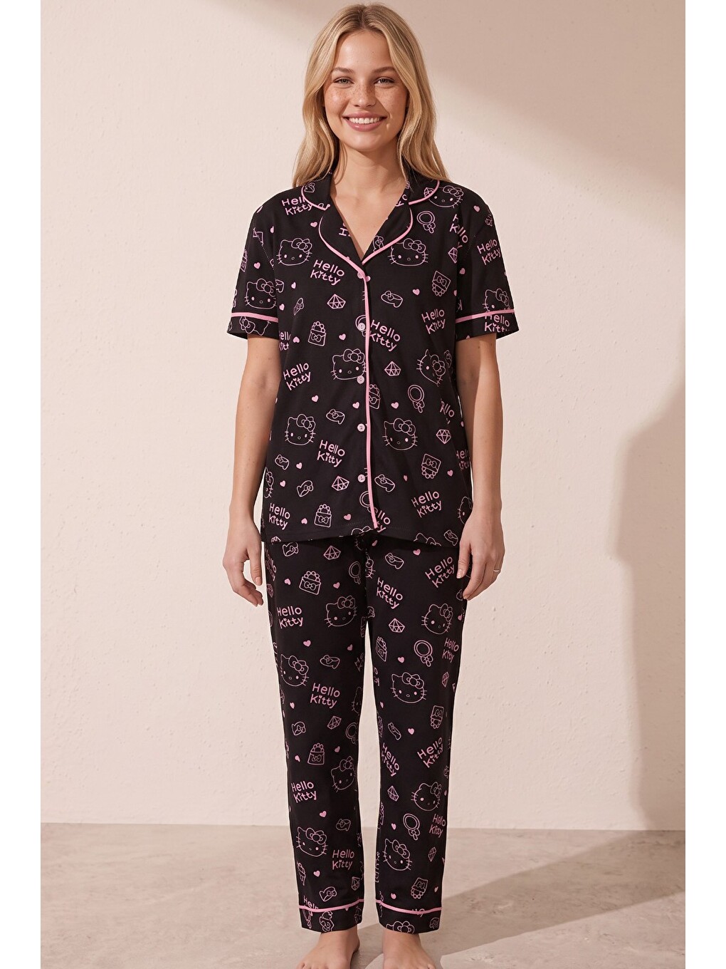 Siyah Hello Kitty Lisanslı %100 Pamuk Pembe Çok Renkli Düğmeli Biyeli Pijama Takım 26120451-1
