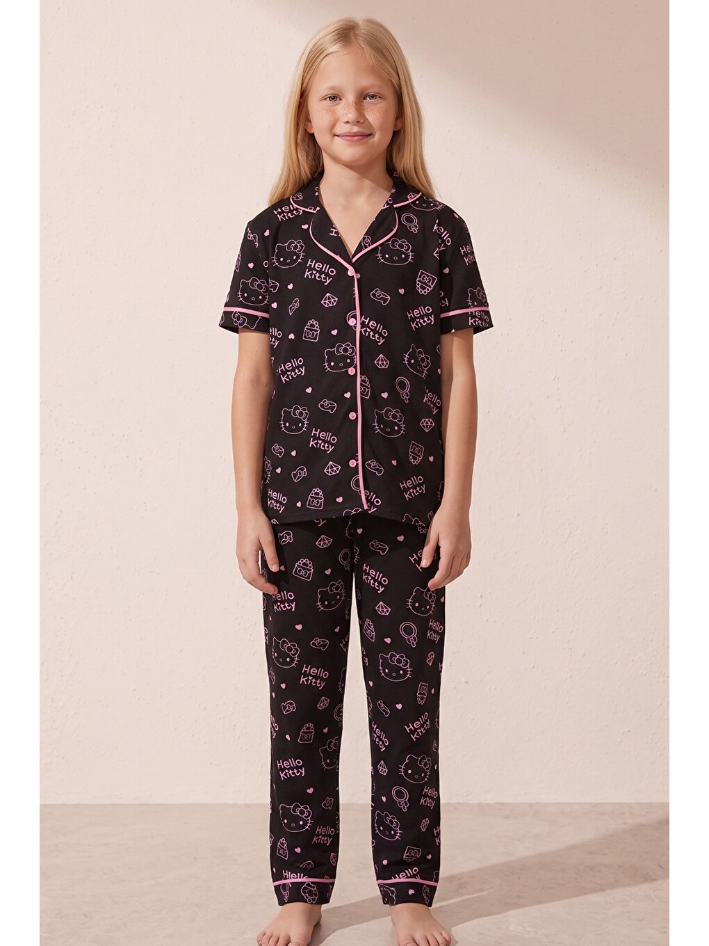 Siyah Hello Kitty Lisanslı %100 Pamuk Pembe Çok Renkli Düğmeli Biyeli Pijama Takım 26120451-3