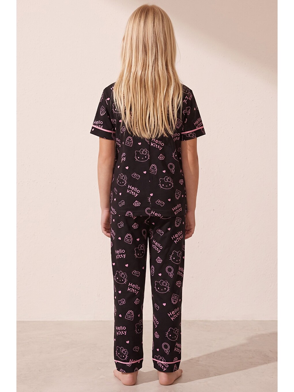 Siyah Hello Kitty Lisanslı %100 Pamuk Pembe Çok Renkli Düğmeli Biyeli Pijama Takım 26120451-4