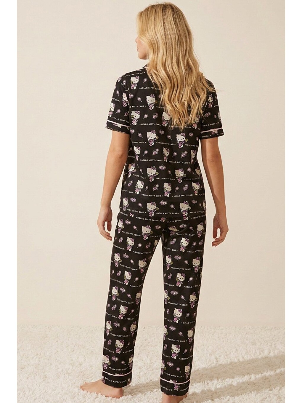 Karışık Hello Kitty Lisanslı %100 Pamuk Pembe Çok Renkli Düğmeli Biyeli Pijama Takım 26120451-2