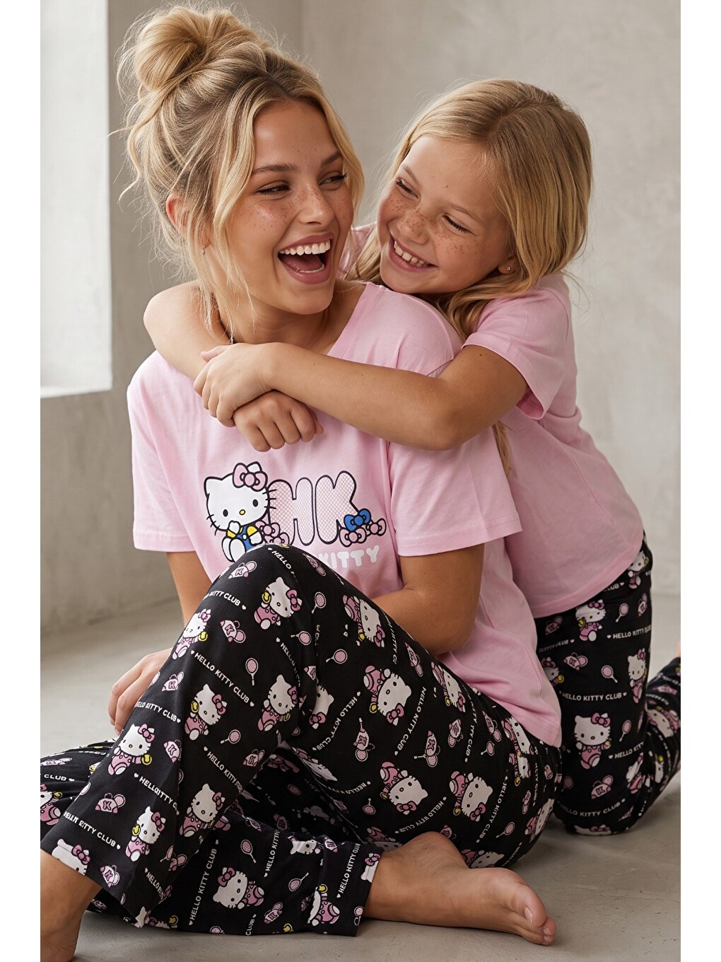 Hello Kitty Lisanslı %100 Pembe Çok Renkli Bisklet Yaka Pijama Takım 26120461