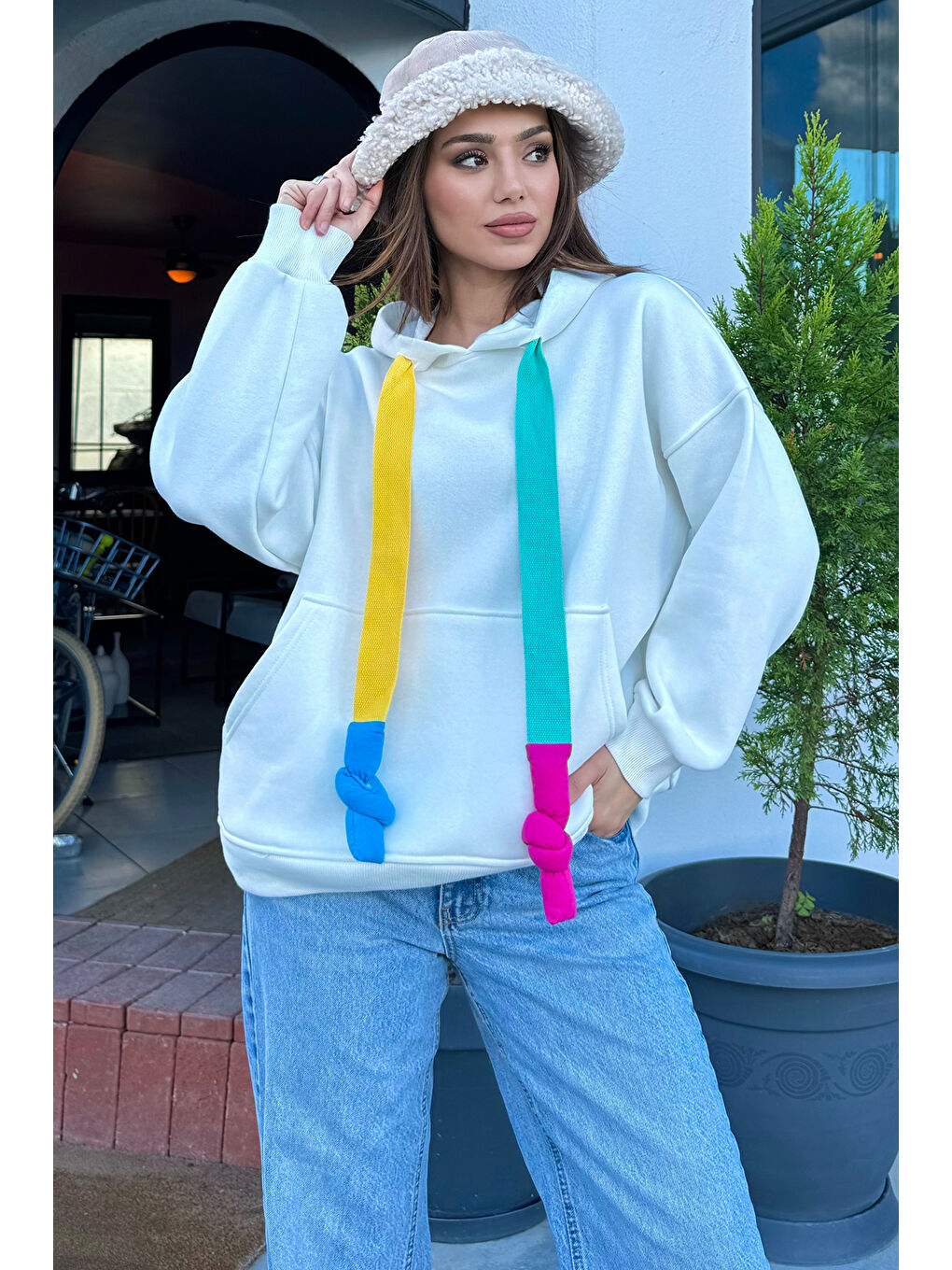 GÜLSELİ Beyaz Kadın Kapüşonlu Renkli Şeritli Şardonlu Sweatshirt - 1