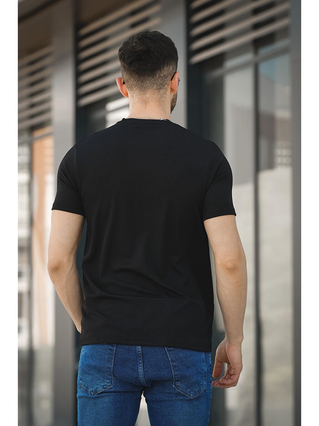 Siyah Mela Kolye Hediyeli Tek Cep Slim Fit Likralı Erkek Tişört-3