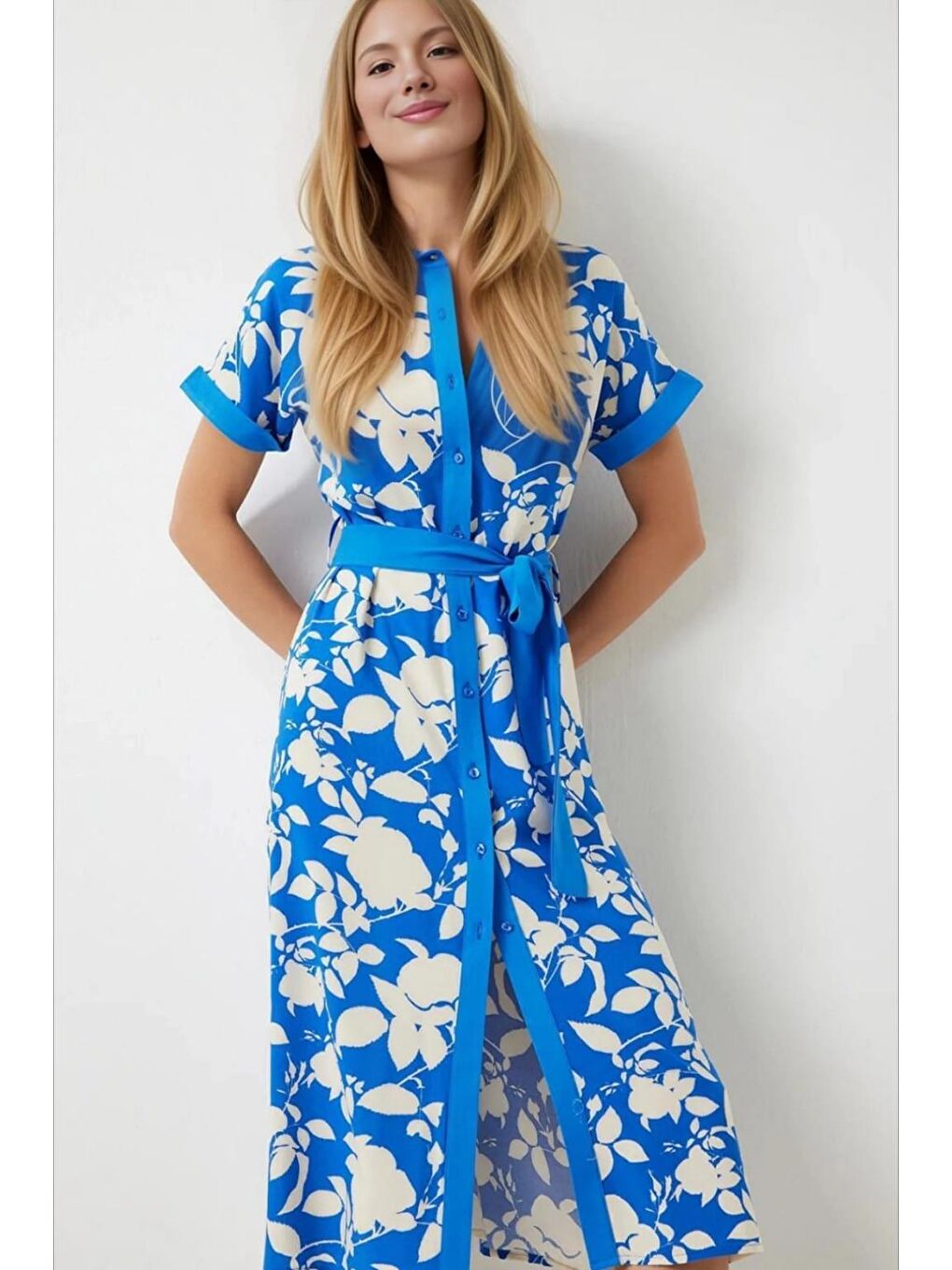 Kadın Mavi Krem Kuşaklı Çiçek Desenli Düğmeli Yazlık Viskon Elbise HZL24S-BD124551-2