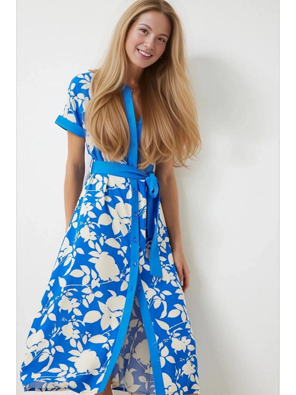 Kadın Mavi Krem Kuşaklı Çiçek Desenli Düğmeli Yazlık Viskon Elbise HZL24S-BD124551-3