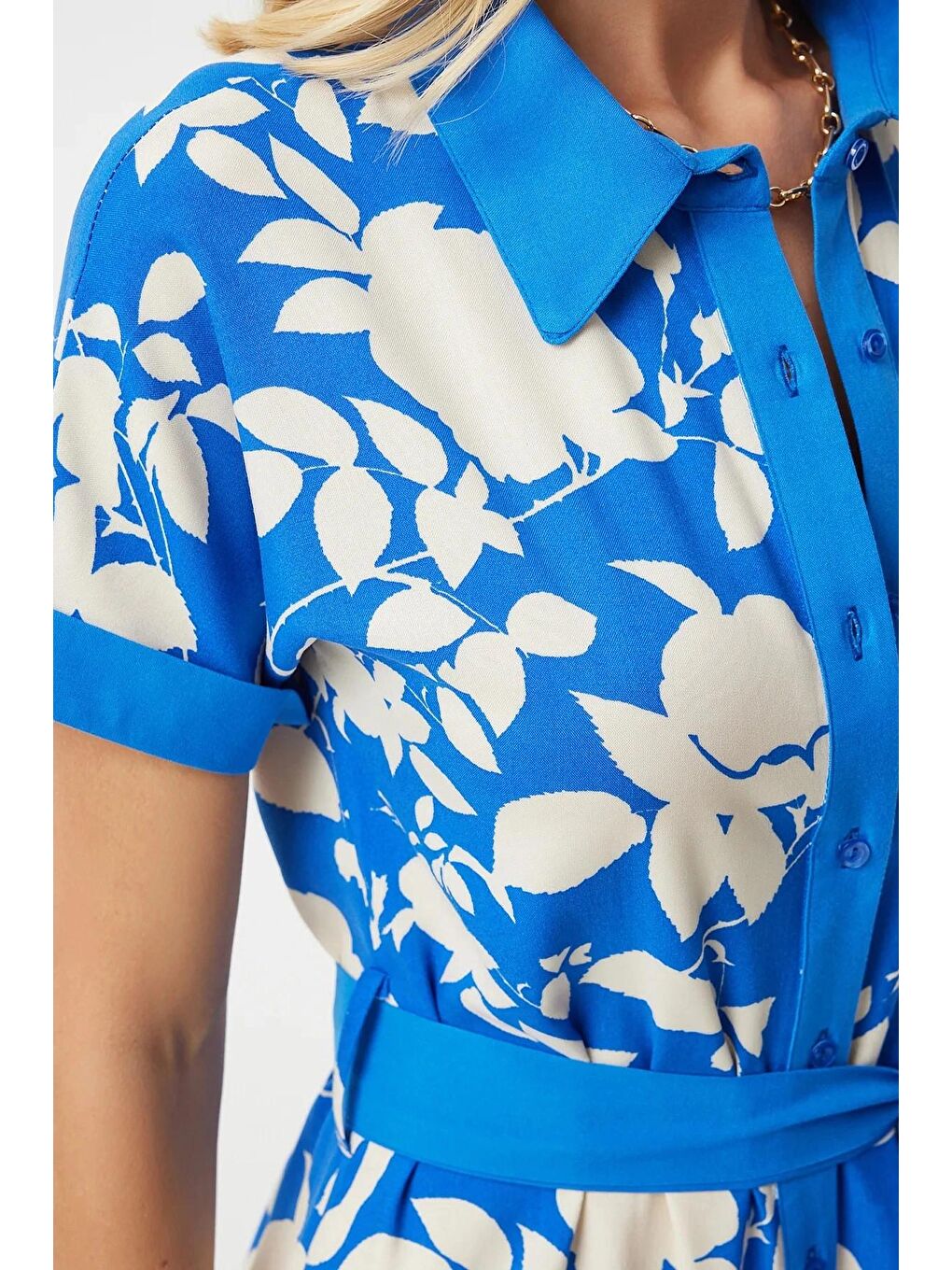 Kadın Mavi Krem Kuşaklı Çiçek Desenli Düğmeli Yazlık Viskon Elbise HZL24S-BD124551-4