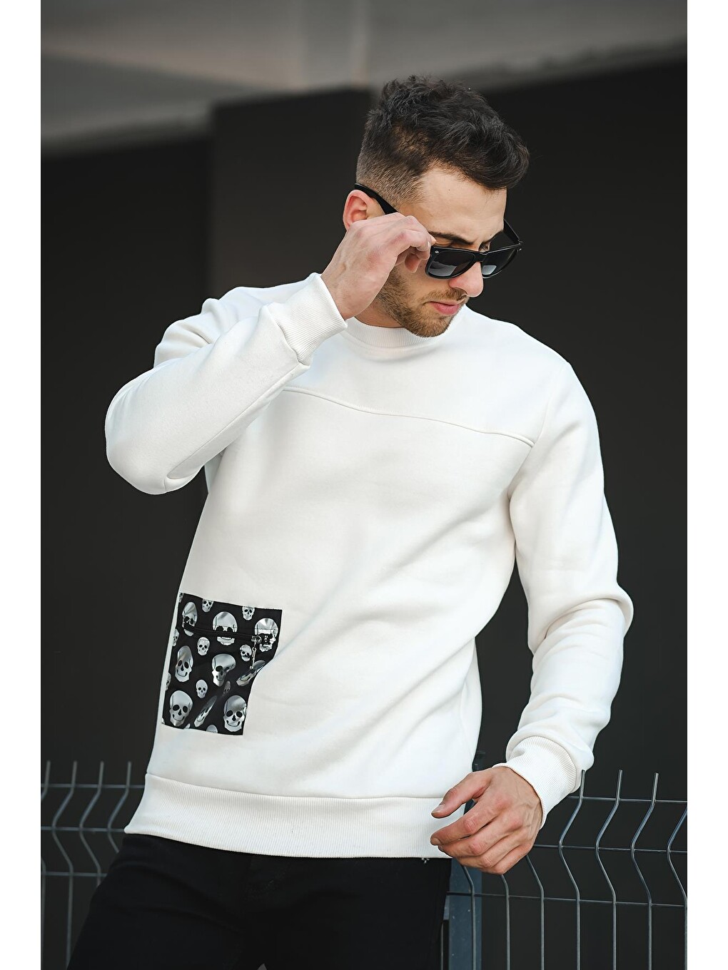 Ekru Üç İplik Şardonlu Kuru Kafa Baskılı Cep Detaylı Erkek Sweatshirt-1