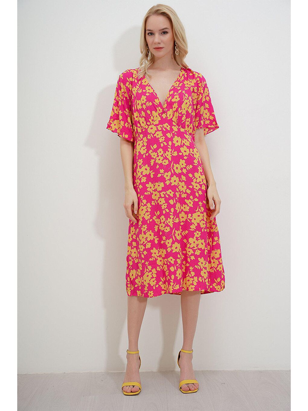 Fuşya V Yaka Kısa Çiçekli Kol ELBİSE-1