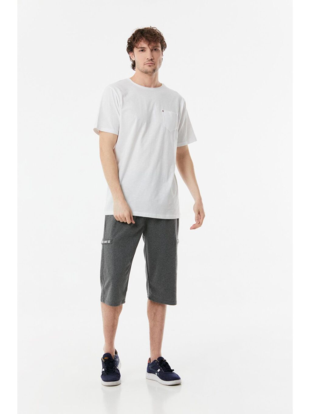 Beyaz Basic Cepli Bisiklet Yaka Tişört-1