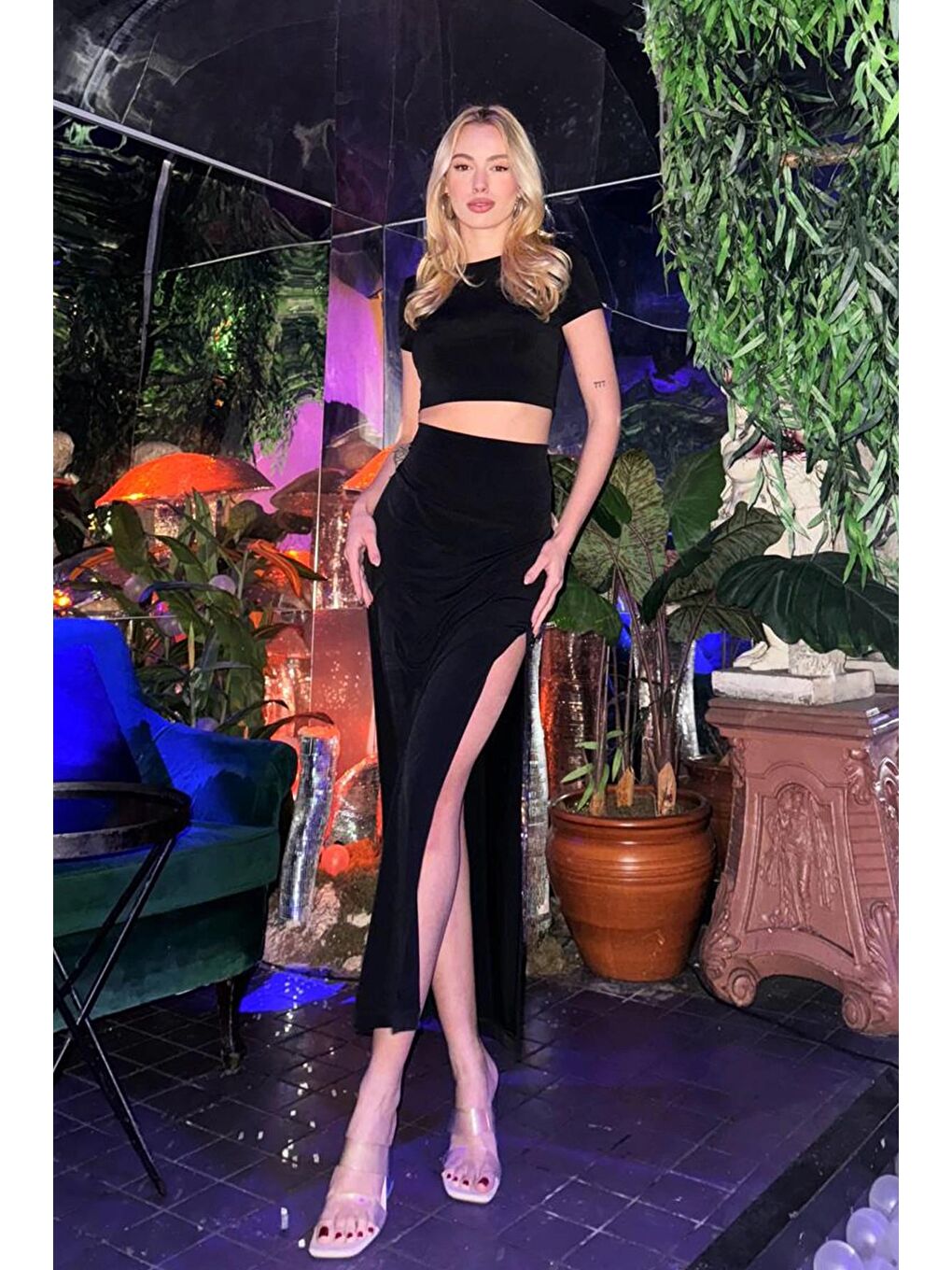 Siyah Bisiklet Yaka Crop Bluz Ve Yırtmaçlı Etek Takım