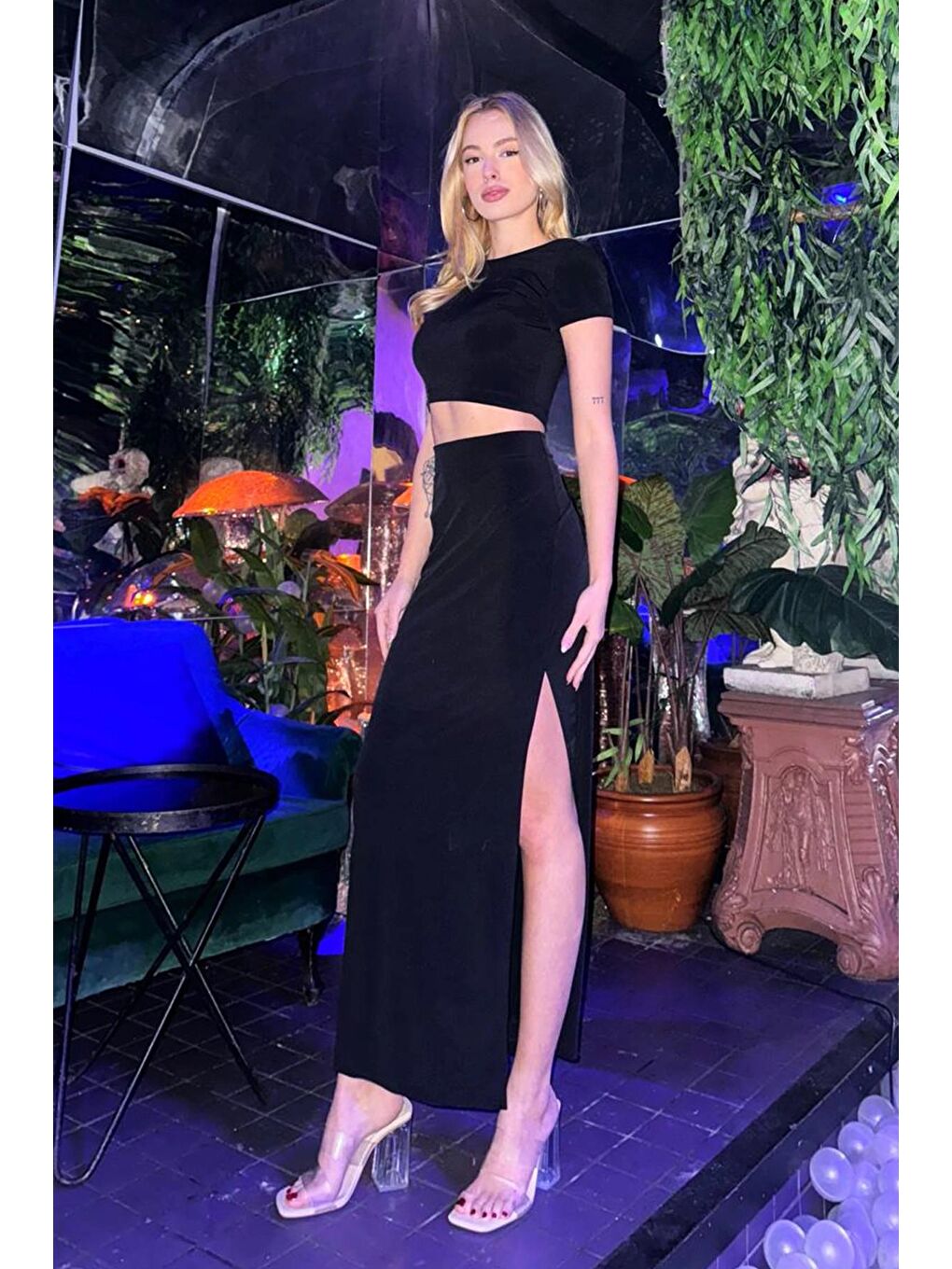 Siyah Bisiklet Yaka Crop Bluz Ve Yırtmaçlı Etek Takım-2