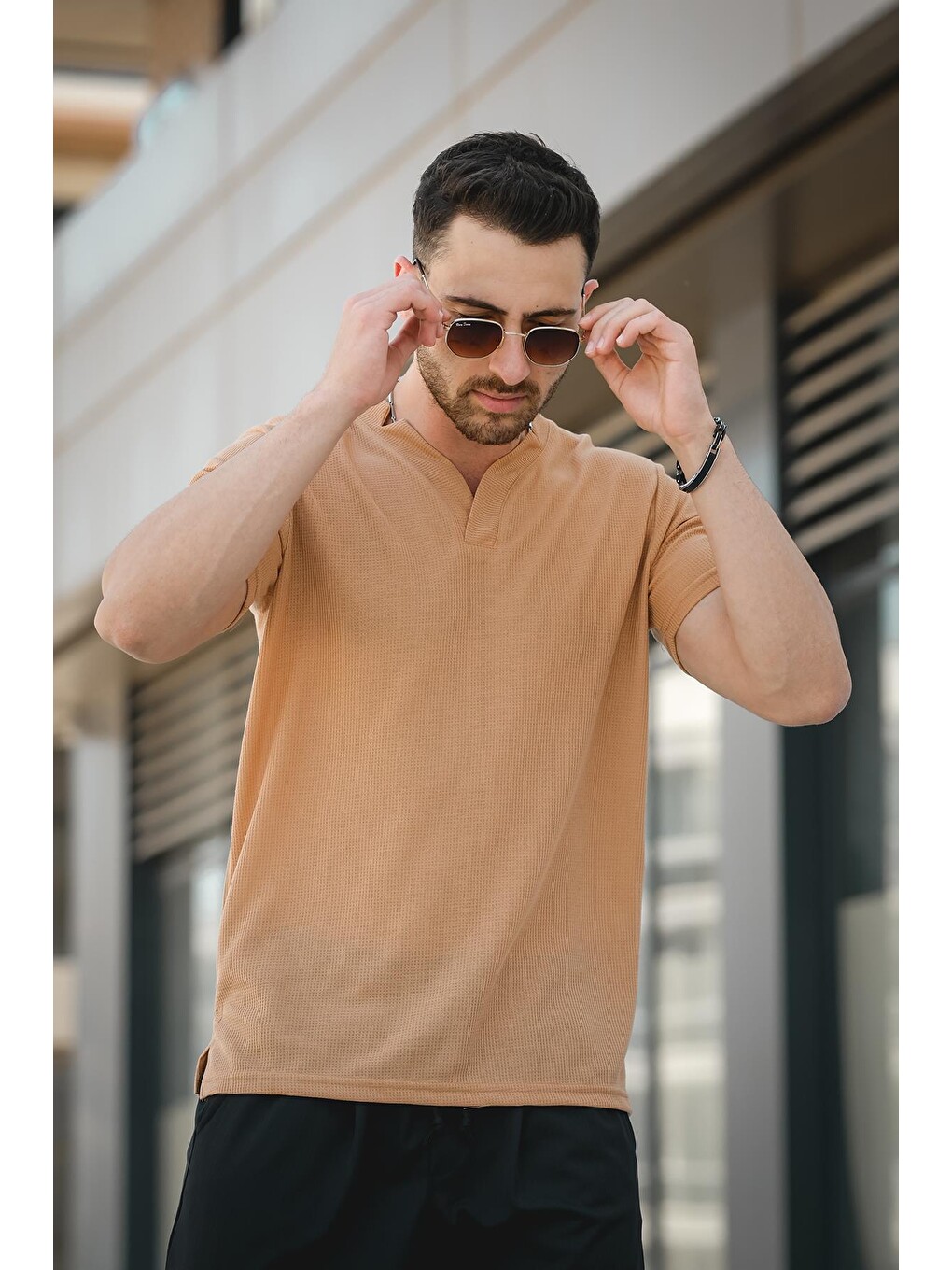 Kahverengi Üçgen Biyeli Waffle Slim Fit V Yaka Erkek Tişört-1