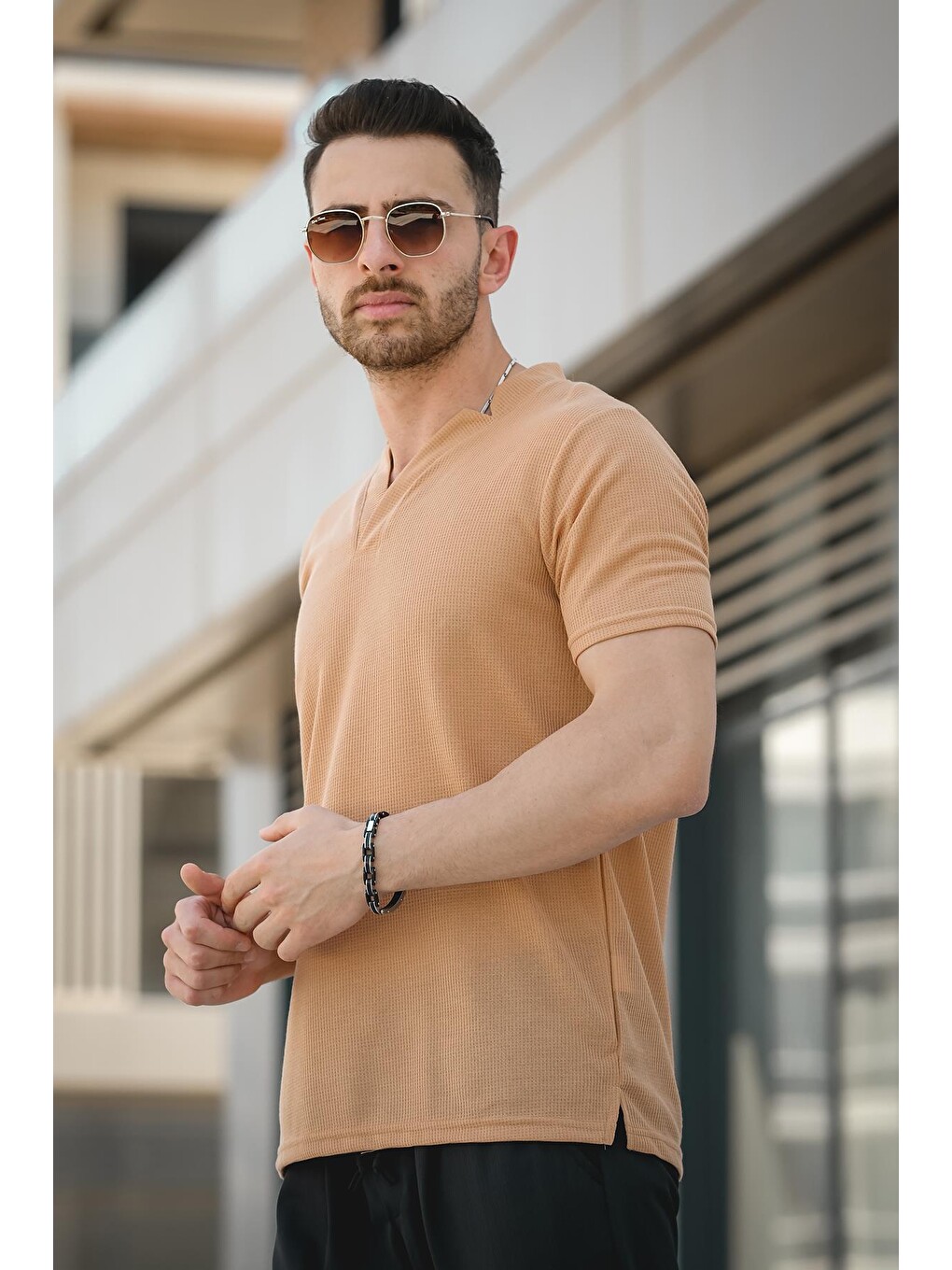 Kahverengi Üçgen Biyeli Waffle Slim Fit V Yaka Erkek Tişört-2